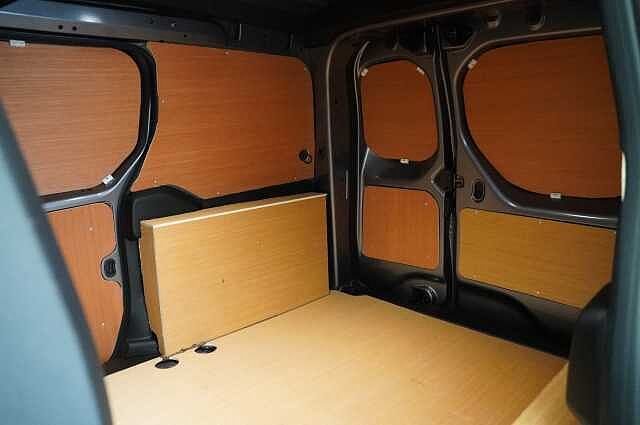 Nissan Townstar EV 45KW Tekna Auto L1 H1 Van with Sat Nav and Rear View Camera