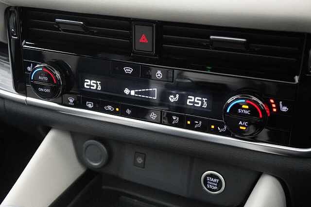 Nissan Qashqai 1.3 DIG-T MH 140 Tekna with Glass Roof and Drive Assist Technology