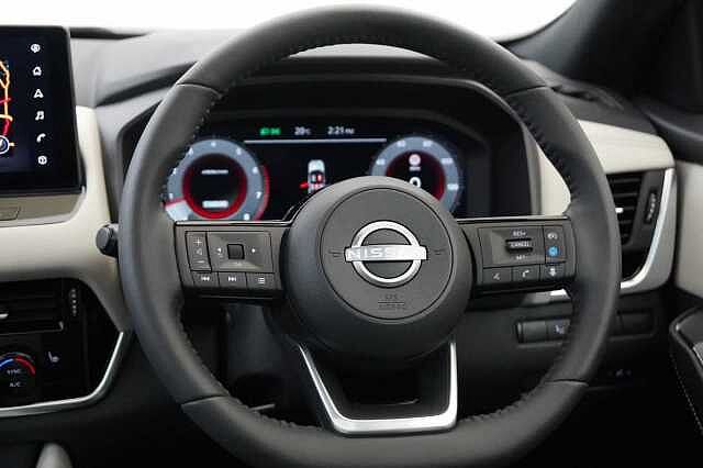 Nissan Qashqai 1.3 DIG-T MH 140 Tekna with Glass Roof and Drive Assist Technology