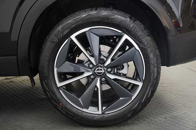 Nissan Qashqai 1.3 DIG-T MH 140 Tekna with Glass Roof and Drive Assist Technology