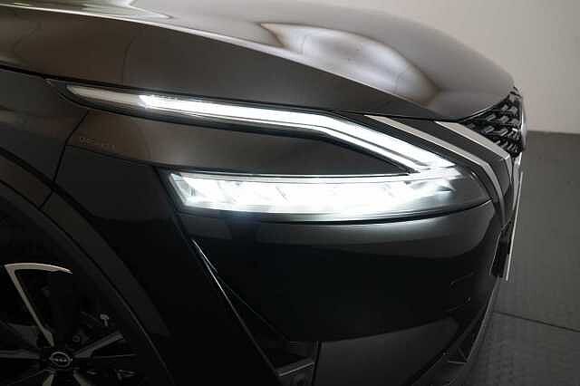 Nissan Qashqai 1.3 DIG-T MH 140 Tekna with Glass Roof and Drive Assist Technology