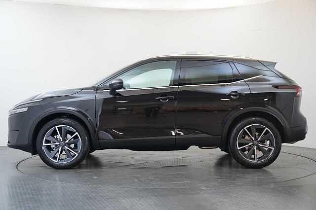 Nissan Qashqai 1.3 DIG-T MH 140 Tekna with Glass Roof and Drive Assist Technology