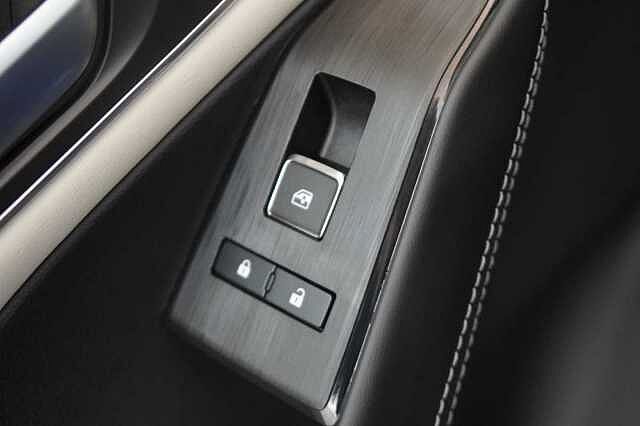 Nissan Qashqai 1.3 DIG-T MH 140 Tekna with Glass Roof and Drive Assist Technology