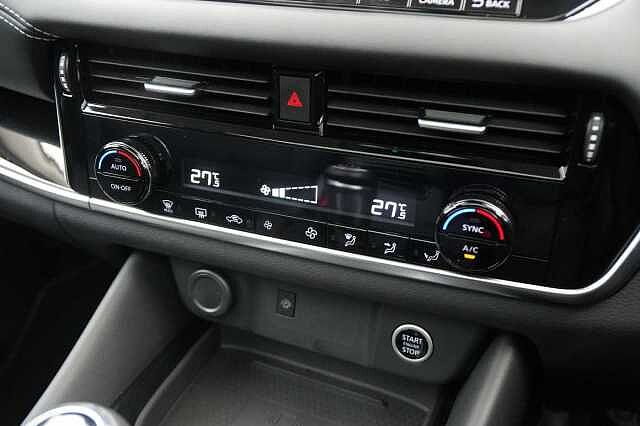 Nissan Qashqai 1.3 DIG-T MH 140 N-Connecta with Glass Roof Pack and Tech Pack Upgrades