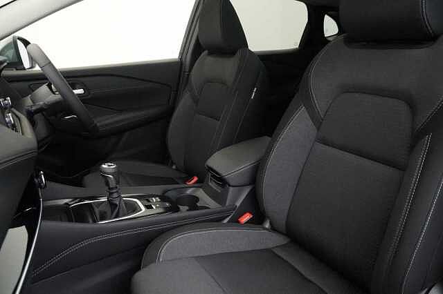 Nissan Qashqai 1.3 DIG-T MH 140 N-Connecta with Glass Roof Pack and Tech Pack Upgrades
