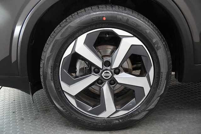 Nissan Qashqai 1.3 DIG-T MH 140 N-Connecta with Glass Roof Pack and Tech Pack Upgrades