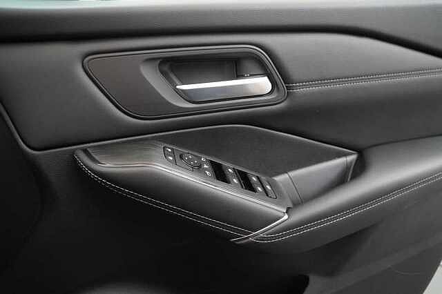 Nissan Qashqai 1.3 DIG-T MH 140 N-Connecta with Glass Roof Pack and Tech Pack Upgrades