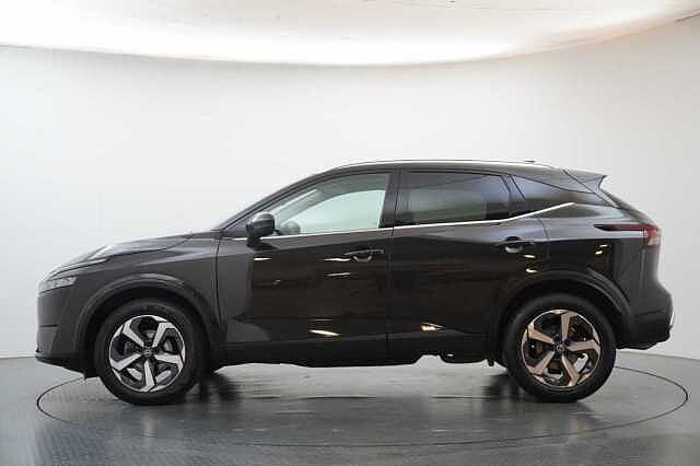 Nissan Qashqai 1.3 DIG-T MH 140 N-Connecta with Glass Roof Pack and Tech Pack Upgrades