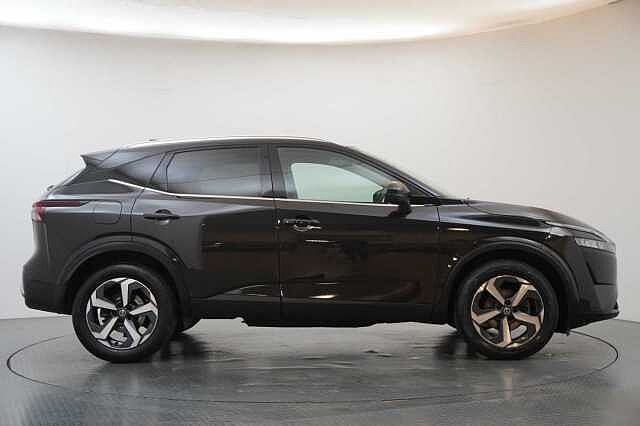 Nissan Qashqai 1.3 DIG-T MH 140 N-Connecta with Glass Roof Pack and Tech Pack Upgrades