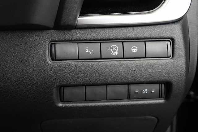 Nissan Qashqai 1.3 DIG-T MH 140 N-Connecta with Glass Roof Pack and Tech Pack Upgrades