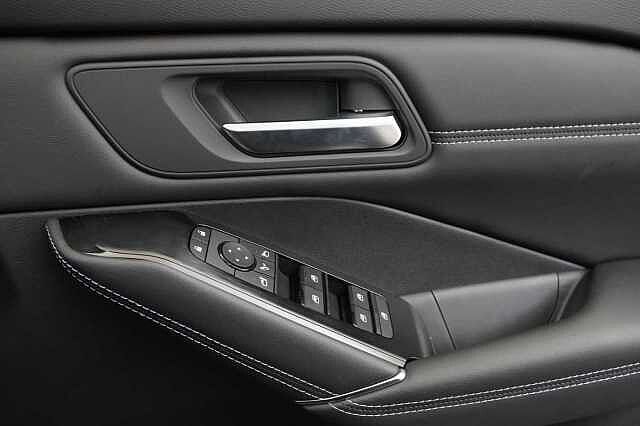 Nissan Qashqai 1.3 DIG-T MH 140 N-Connecta with Glass Roof Pack and Tech Pack Upgrades