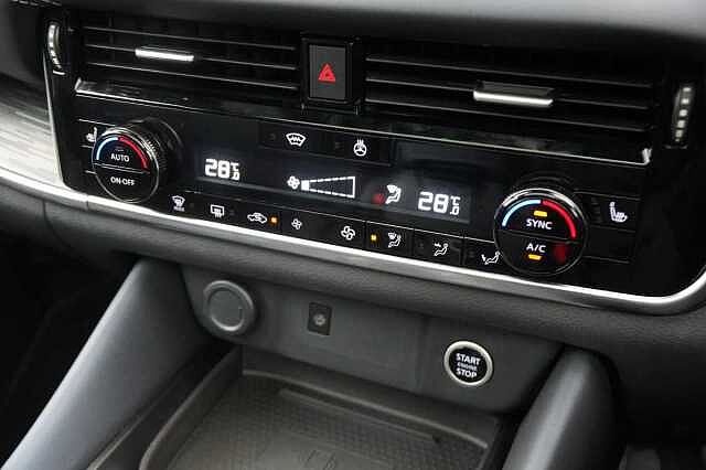 Nissan Qashqai 1.3 DiG-T MH 158 2WD Tekna X-Tronic Auto with Glass Roof and Pro Pilot