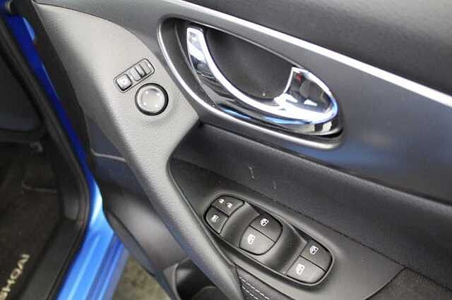 Nissan Qashqai 1.5 dCi 110 N-Connecta with Sat Nav and 360 Around View Cameras