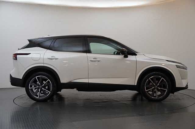 Nissan Qashqai 1.3 DIG-T MH 140 Tekna with Glass Roof and Drive Assist Technology