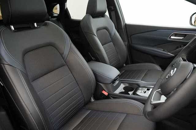 Nissan Qashqai 1.3 DIG-T MH 140 Tekna with Glass Roof and Drive Assist Technology