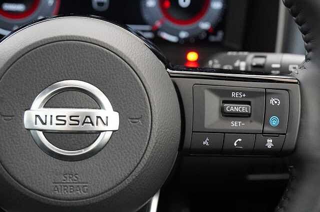 Nissan Qashqai 1.3 DIG-T MH 140 Tekna with Glass Roof and Drive Assist Technology