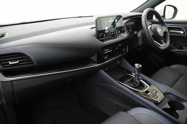 Nissan Qashqai 1.3 DIG-T MH 140 Tekna with Glass Roof and Drive Assist Technology