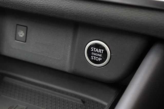 Nissan Qashqai 1.3 DIG-T MH 140 Tekna with Glass Roof and Drive Assist Technology