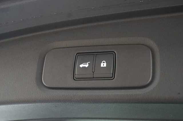 Nissan Qashqai 1.3 DIG-T MH 140 Tekna with Glass Roof and Drive Assist Technology