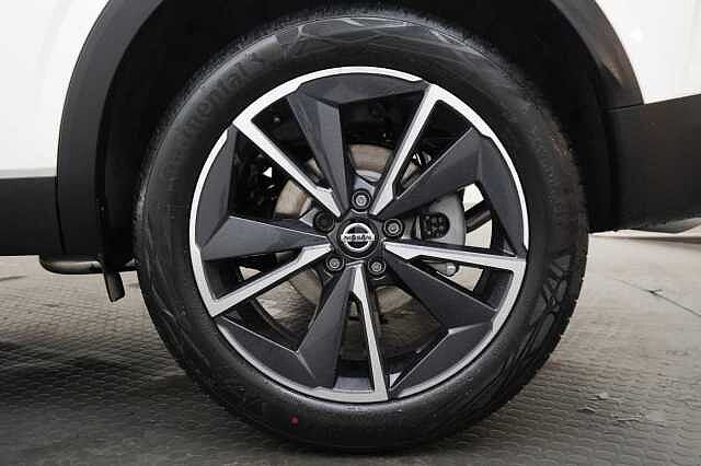 Nissan Qashqai 1.3 DIG-T MH 140 Tekna with Glass Roof and Drive Assist Technology