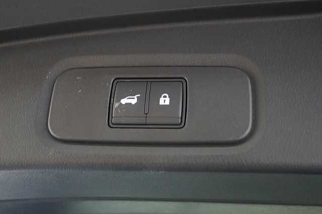 Nissan Qashqai 1.3 DIG-T  MH 140 Tekna with Glass Roof and Drive Assist Technology