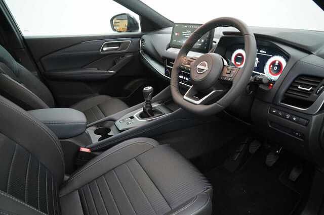 Nissan Qashqai 1.3 DIG-T  MH 140 Tekna with Glass Roof and Drive Assist Technology