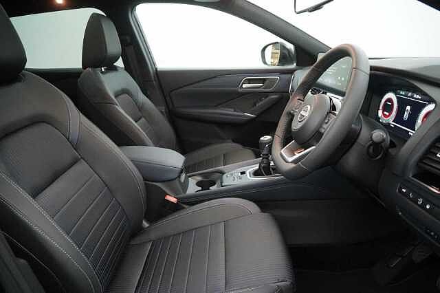 Nissan Qashqai 1.3 DIG-T  MH 140 Tekna with Glass Roof and Drive Assist Technology