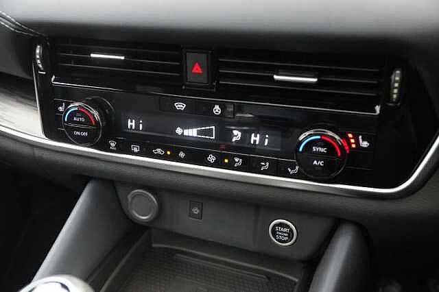 Nissan Qashqai 1.3 DIG-T  MH 140 Tekna with Glass Roof and Drive Assist Technology