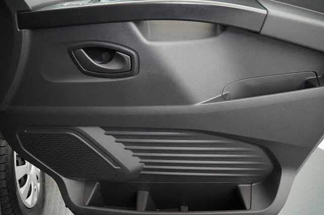 Nissan Primastar 2.0 dCi 150 Tekna Combi L1 SWB 3.0T with 9 Seats