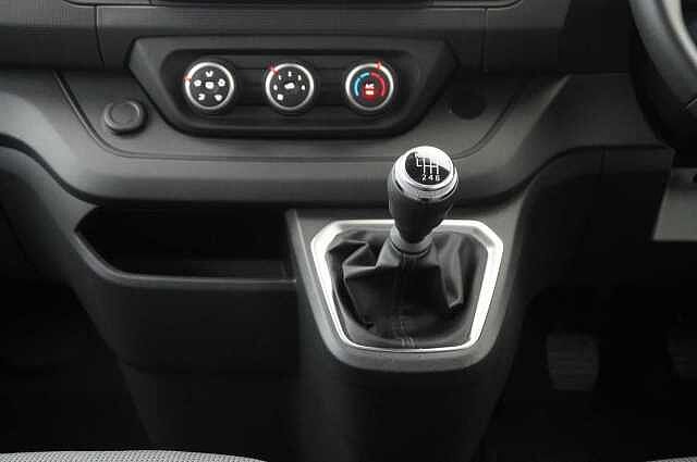 Nissan Primastar 2.0 dCi 150 Tekna Combi L1 SWB 3.0T with 9 Seats