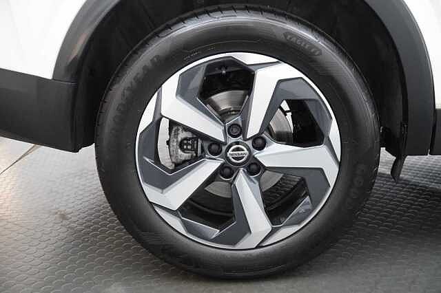 Nissan Qashqai 1.3 DIG-T MH 140 N-Connecta with Sat Nav and 360 View Cameras