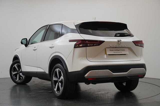Nissan Qashqai 1.3 DIG-T MH 140 N-Connecta with Sat Nav and 360 View Cameras