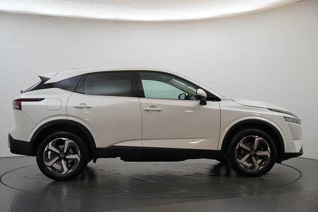 Nissan Qashqai 1.3 DIG-T MH 140 N-Connecta with Sat Nav and 360 View Cameras