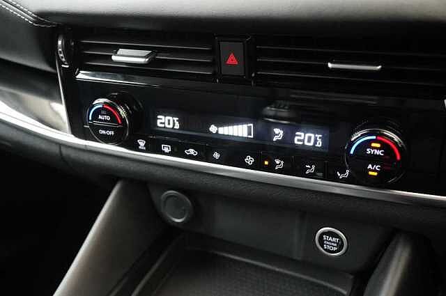 Nissan Qashqai 1.3 DIG-T MH 140 N-Connecta with Sat Nav and 360 View Cameras