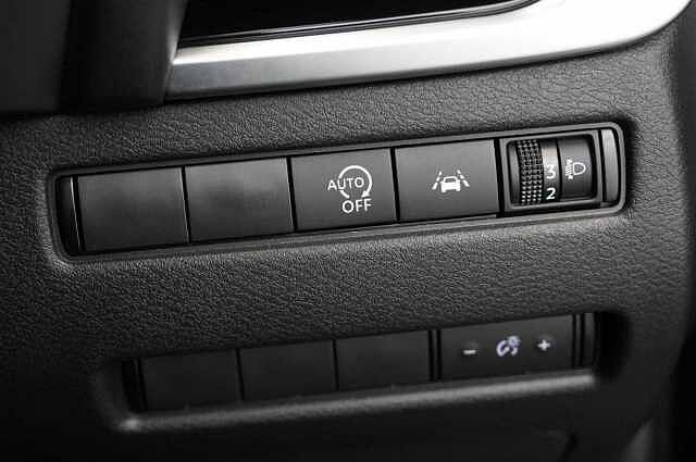 Nissan Qashqai 1.3 DIG-T MH 140 N-Connecta with Sat Nav and 360 View Cameras