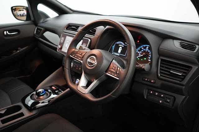 Nissan LEAF 39KW N-Connecta Auto with Sat Nav and 360 View Cameras